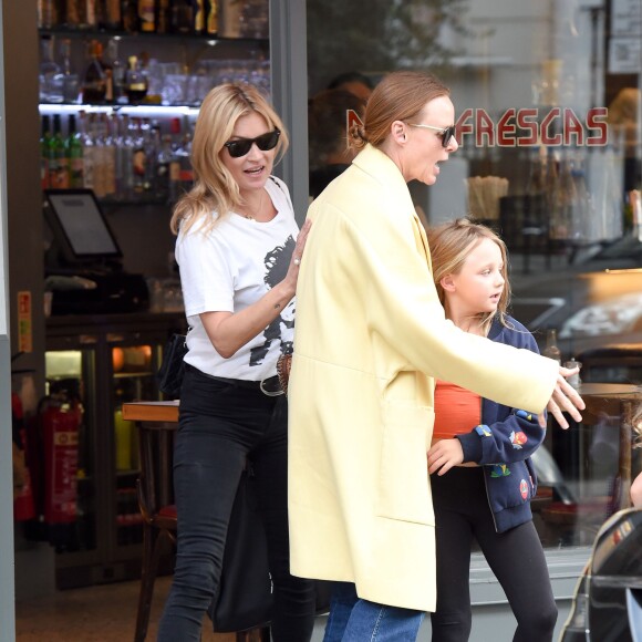 Kate Moss, Stella McCartney et ses filles Reiley et Bailey déjeunent au restaurant Taqueria à Noting Hill. Londres, le 9 septembre 2015.