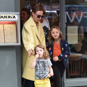 Kate Moss, Stella McCartney et ses filles Reiley et Bailey déjeunent au restaurant Taqueria à Noting Hill. Londres, le 9 septembre 2015.