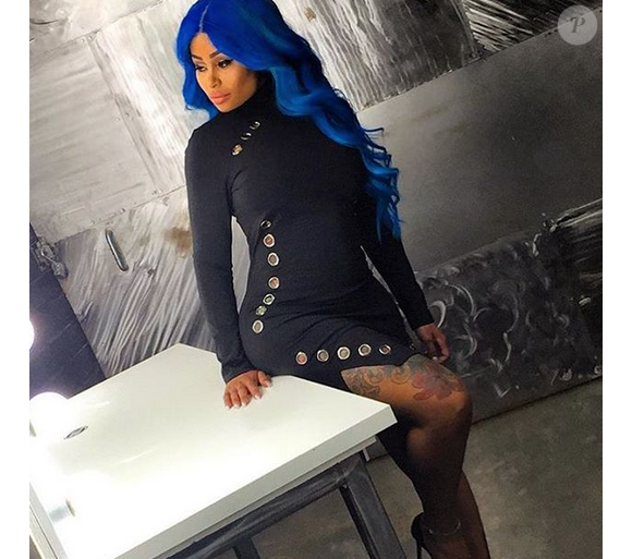 Blac Chyna avec une perruque bleue / photo postée sur Instagram.