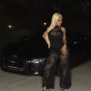 Blac Chyna  blonde devant une voiture de luxe / photo postée sur Instagram.