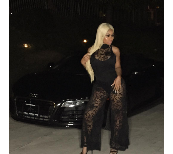 Blac Chyna  blonde devant une voiture de luxe / photo postée sur Instagram.