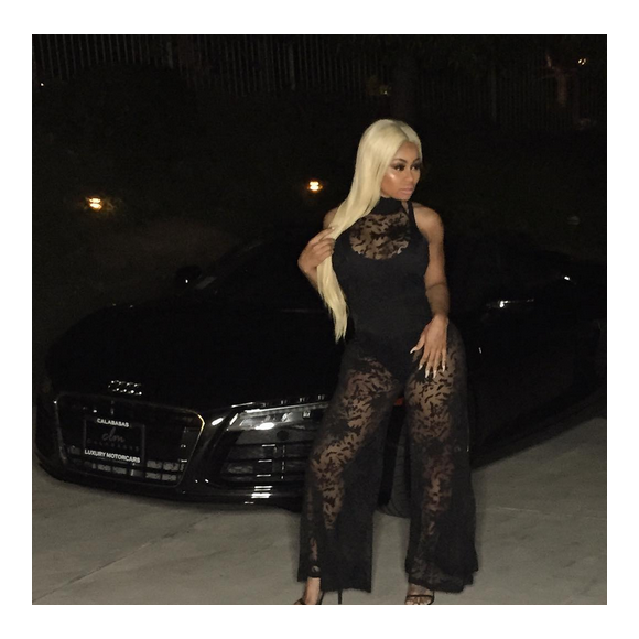Blac Chyna  blonde devant une voiture de luxe / photo postée sur Instagram.