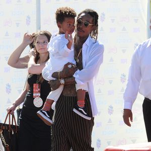 Wiz Khalifa et son fils Sebastian - Arrivées à la cérémonie des Teen Choice Awards 2015 à Los Angeles, le 16 août 2015.