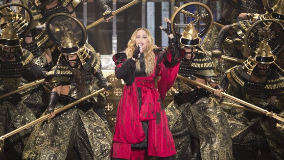 Madonna - Premier concert du Rebel Heart Tour à Montréal, le 9 septembre 2015. Premier tableau, quand la star arrive sur scène.