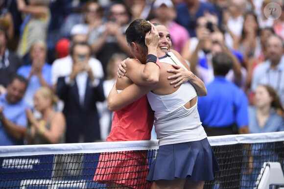 Flavia Pennetta et Roberta Vinci après leur finale de l'US Open remportée par la première à l'USTA Billie Jean King National Tennis Center de Flushing dans le Queens à New York, le 12 septembre 2015