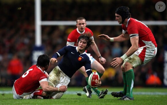 Jonathan Thomas et Luke Charteris plaquent Alexis Palisson durant le tournoi des Six Nations, lors du Galles - France au Millennium Stadium de Cardiff, le 26 février 2010