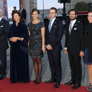 Le roi Carl XVI Gustaf de Suède, la reine Silvia, la princesse Victoria, enceinte, le prince Daniel, le prince Carl Philip et la princesse Sofia arrivant à l'Opéra de Stockholm dans la soirée du 15 septembre 2015 pour une représentation ponctuant la journée de la rentrée parlementaire.