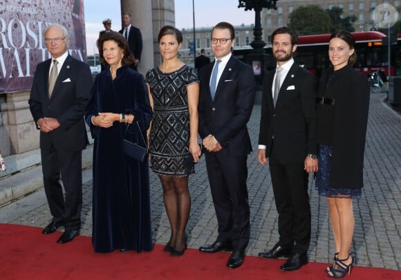 Le roi Carl XVI Gustaf de Suède, la reine Silvia, la princesse Victoria, enceinte, le prince Daniel, le prince Carl Philip et la princesse Sofia arrivant à l'Opéra de Stockholm dans la soirée du 15 septembre 2015 pour une représentation ponctuant la journée de la rentrée parlementaire.
