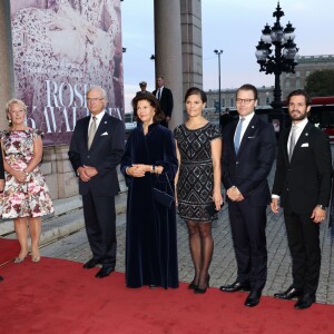 Le roi Carl XVI Gustaf de Suède, la reine Silvia, la princesse Victoria, enceinte, le prince Daniel, le prince Carl Philip et la princesse Sofia arrivant à l'Opéra de Stockholm dans la soirée du 15 septembre 2015 pour une représentation ponctuant la journée de la rentrée parlementaire.