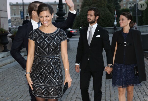 La princesse Victoria, enceinte, le prince Daniel, le prince Carl Philip et la princesse Sofia arrivant à l'Opéra de Stockholm dans la soirée du 15 septembre 2015 pour une représentation ponctuant la journée de la rentrée parlementaire.