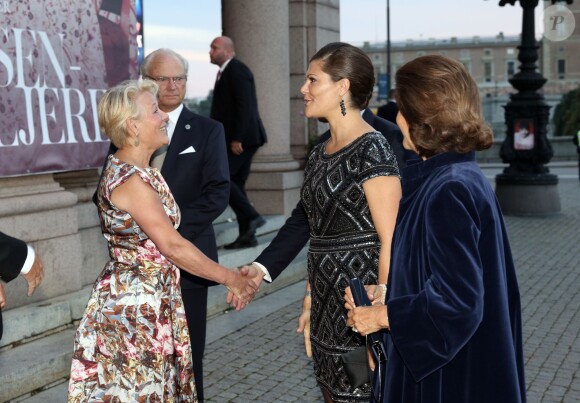 Le roi Carl XVI Gustaf de Suède et la princesse Victoria, enceinte, à leur arrivée à l'Opéra de Stockholm dans la soirée du 15 septembre 2015 pour une représentation ponctuant la journée de la rentrée parlementaire.