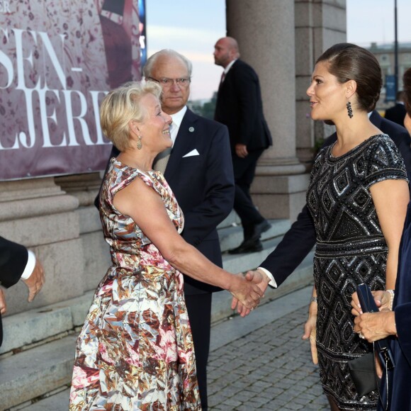 Le roi Carl XVI Gustaf de Suède et la princesse Victoria, enceinte, à leur arrivée à l'Opéra de Stockholm dans la soirée du 15 septembre 2015 pour une représentation ponctuant la journée de la rentrée parlementaire.