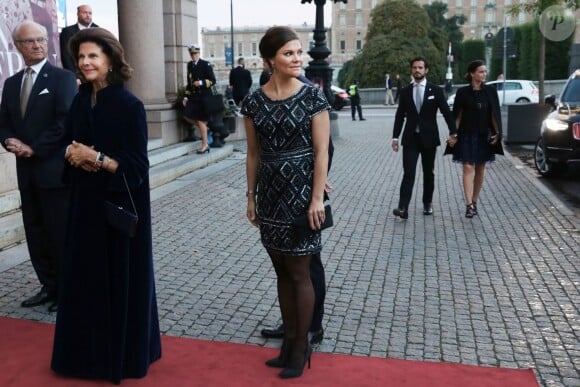 Le roi Carl XVI Gustaf de Suède, la reine Silvia, la princesse Victoria, enceinte, le prince Daniel, le prince Carl Philip et la princesse Sofia à leur arrivée à l'Opéra de Stockholm dans la soirée du 15 septembre 2015 pour une représentation ponctuant la journée de la rentrée parlementaire.
