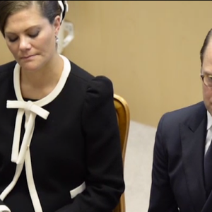 La princesse Victoria de Suède, enceinte, pique du nez lors de la séance inaugurale au Parlement, à Stockholm, le 15 septembre 2015