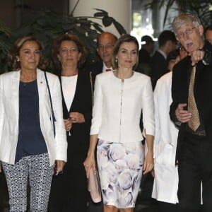 La reine Letizia d'Espagne visitant le 16 septembre 2015 l'Institut national du cancer à Bethesda lors de sa visite officielle aux Etats-Unis avec le roi Felipe VI.