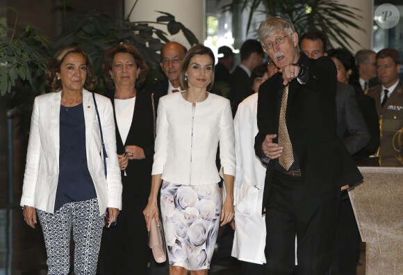 La reine Letizia d'Espagne visitant le 16 septembre 2015 l'Institut national du cancer à Bethesda lors de sa visite officielle aux Etats-Unis avec le roi Felipe VI.