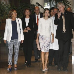 La reine Letizia d'Espagne visitant le 16 septembre 2015 l'Institut national du cancer à Bethesda lors de sa visite officielle aux Etats-Unis avec le roi Felipe VI.