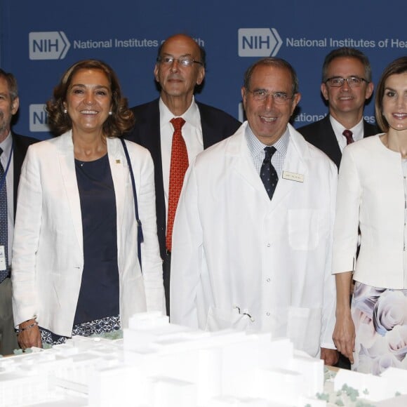 La reine Letizia d'Espagne visitant le 16 septembre 2015 l'Institut national du cancer à Bethesda lors de sa visite officielle aux Etats-Unis avec le roi Felipe VI.