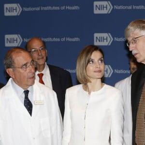 La reine Letizia d'Espagne visitant le 16 septembre 2015 l'Institut national du cancer à Bethesda lors de sa visite officielle aux Etats-Unis avec le roi Felipe VI.