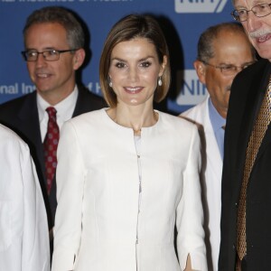 La reine Letizia d'Espagne visitant le 16 septembre 2015 l'Institut national du cancer à Bethesda lors de sa visite officielle aux Etats-Unis avec le roi Felipe VI.