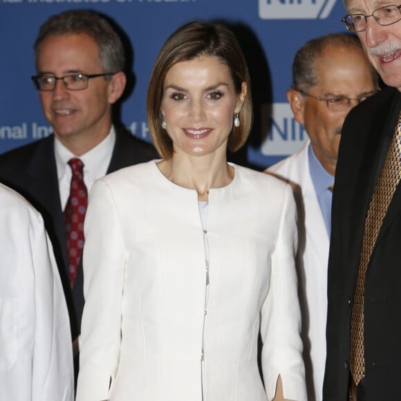 La reine Letizia d'Espagne visitant le 16 septembre 2015 l'Institut national du cancer à Bethesda lors de sa visite officielle aux Etats-Unis avec le roi Felipe VI.