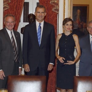 Le roi Felipe VI d'Espagne et la reine Letizia (habillée d'un ensemble Nina Ricci) rencontraient les membres de la Commission des affaires étrangères du Sénat au Capitole à Washington dans le cadre de leur visite officielle aux Etats-Unis, le 15 septembre 2015.