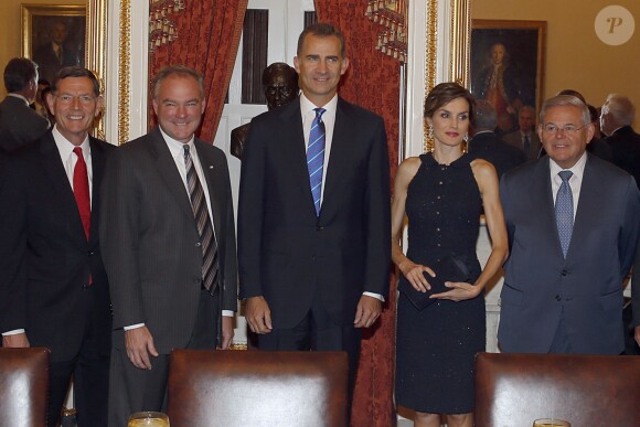 Le roi Felipe VI d'Espagne et la reine Letizia (habillée d'un ensemble Nina Ricci) rencontraient les membres de la Commission des affaires étrangères du Sénat au Capitole à Washington dans le cadre de leur visite officielle aux Etats-Unis, le 15 septembre 2015.