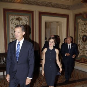 Le roi Felipe VI d'Espagne et la reine Letizia (habillée d'un ensemble Nina Ricci) rencontraient les membres de la Commission des affaires étrangères du Sénat au Capitole à Washington dans le cadre de leur visite officielle aux Etats-Unis, le 15 septembre 2015.