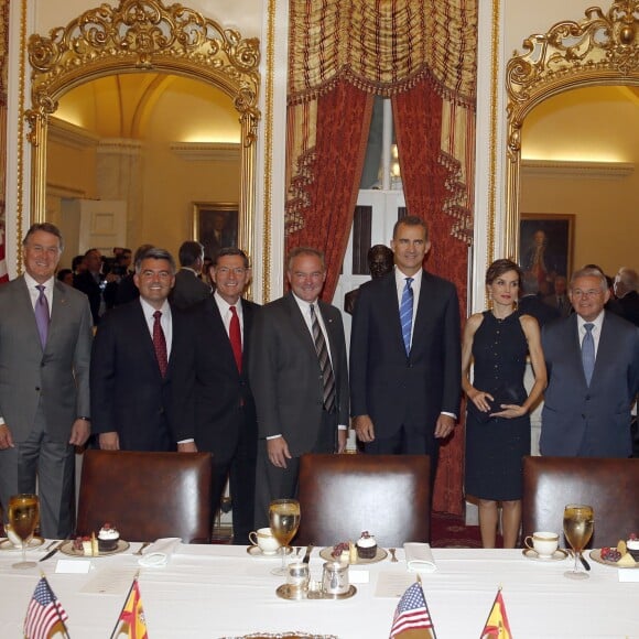 Le roi Felipe VI d'Espagne et la reine Letizia (habillée d'un ensemble Nina Ricci) rencontraient les membres de la Commission des affaires étrangères du Sénat au Capitole à Washington dans le cadre de leur visite officielle aux Etats-Unis, le 15 septembre 2015.