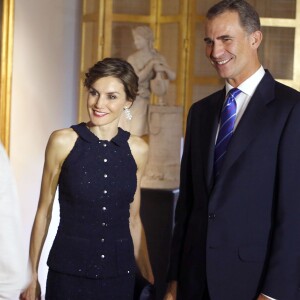 Le roi Felipe VI et la reine Letizia d'Espagne, superbe dans un ensemble Nina Ricci, lors d'une réception à l'ambassade d'Espagne à Washington dans le cadre de leur visite officielle aux Etats-Unis, le 15 septembre 2015.