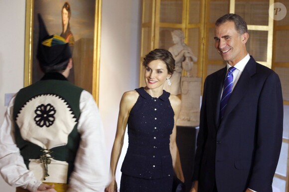 Le roi Felipe VI et la reine Letizia d'Espagne, superbe dans un ensemble Nina Ricci, lors d'une réception à l'ambassade d'Espagne à Washington dans le cadre de leur visite officielle aux Etats-Unis, le 15 septembre 2015.