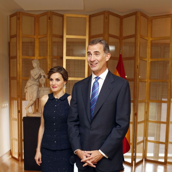 Le roi Felipe VI et la reine Letizia d'Espagne, superbe dans un ensemble Nina Ricci, lors d'une réception à l'ambassade d'Espagne à Washington dans le cadre de leur visite officielle aux Etats-Unis, le 15 septembre 2015.
