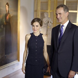 Le roi Felipe VI et la reine Letizia d'Espagne, superbe dans un ensemble Nina Ricci, lors d'une réception à l'ambassade d'Espagne à Washington dans le cadre de leur visite officielle aux Etats-Unis, le 15 septembre 2015.