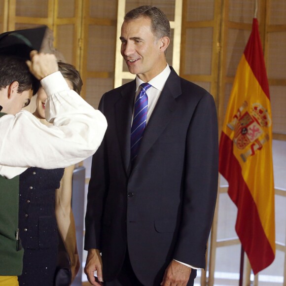 Le roi Felipe VI et la reine Letizia d'Espagne, superbe dans un ensemble Nina Ricci, lors d'une réception à l'ambassade d'Espagne à Washington dans le cadre de leur visite officielle aux Etats-Unis, le 15 septembre 2015.