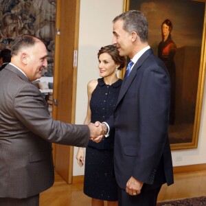 Le roi Felipe VI et la reine Letizia d'Espagne, superbe dans un ensemble Nina Ricci, lors d'une réception à l'ambassade d'Espagne à Washington dans le cadre de leur visite officielle aux Etats-Unis, le 15 septembre 2015.