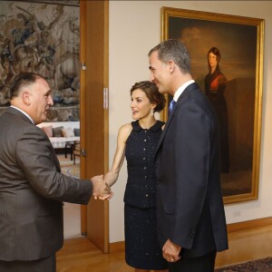 Le roi Felipe VI et la reine Letizia d'Espagne, superbe dans un ensemble Nina Ricci, lors d'une réception à l'ambassade d'Espagne à Washington dans le cadre de leur visite officielle aux Etats-Unis, le 15 septembre 2015.