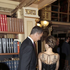 Letizia d'Espagne, magnifique dans une robe de cocktail Felipe Varela, était somptueuse au bras du roi Felipe VI, le 16 septembre 2015, pour un événement scientifique et un dîner de gala à l'Université de Georgetown à Washington (où étudia Felipe dans les années 1990), lors de leur visite officielle aux Etats-Unis.