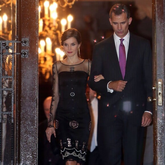 Letizia d'Espagne, magnifique dans une robe de cocktail Felipe Varela, était somptueuse au bras du roi Felipe VI, le 16 septembre 2015, pour un événement scientifique et un dîner de gala à l'Université de Georgetown à Washington (où étudia Felipe dans les années 1990), lors de leur visite officielle aux Etats-Unis.