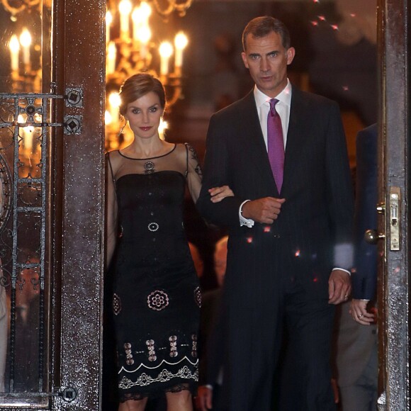 Letizia d'Espagne, magnifique dans une robe de cocktail Felipe Varela, était somptueuse au bras du roi Felipe VI, le 16 septembre 2015, pour un événement scientifique et un dîner de gala à l'Université de Georgetown à Washington (où étudia Felipe dans les années 1990), lors de leur visite officielle aux Etats-Unis.