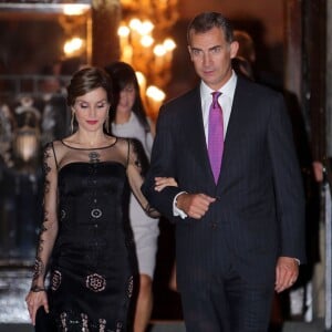 Letizia d'Espagne, magnifique dans une robe de cocktail Felipe Varela, était somptueuse au bras du roi Felipe VI, le 16 septembre 2015, pour un événement scientifique et un dîner de gala à l'Université de Georgetown à Washington (où étudia Felipe dans les années 1990), lors de leur visite officielle aux Etats-Unis.