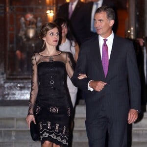 Letizia d'Espagne, magnifique dans une robe de cocktail Felipe Varela, était somptueuse au bras du roi Felipe VI, le 16 septembre 2015, pour un événement scientifique et un dîner de gala à l'Université de Georgetown à Washington (où étudia Felipe dans les années 1990), lors de leur visite officielle aux Etats-Unis.