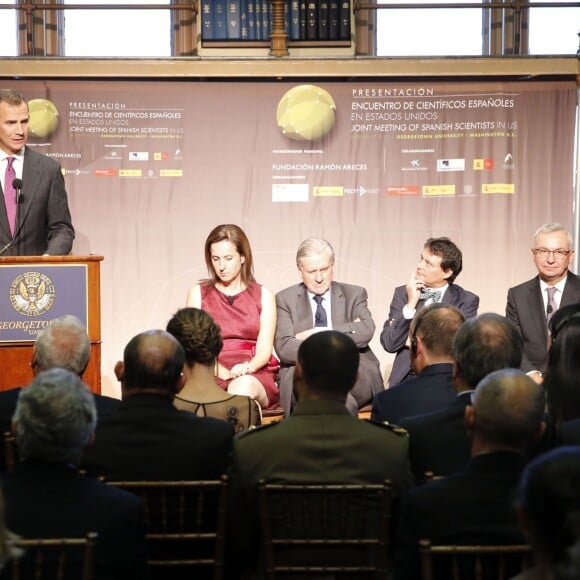 Letizia d'Espagne, magnifique dans une robe de cocktail Felipe Varela, était somptueuse au bras du roi Felipe VI, le 16 septembre 2015, pour un événement scientifique et un dîner de gala à l'Université de Georgetown à Washington (où étudia Felipe dans les années 1990), lors de leur visite officielle aux Etats-Unis.