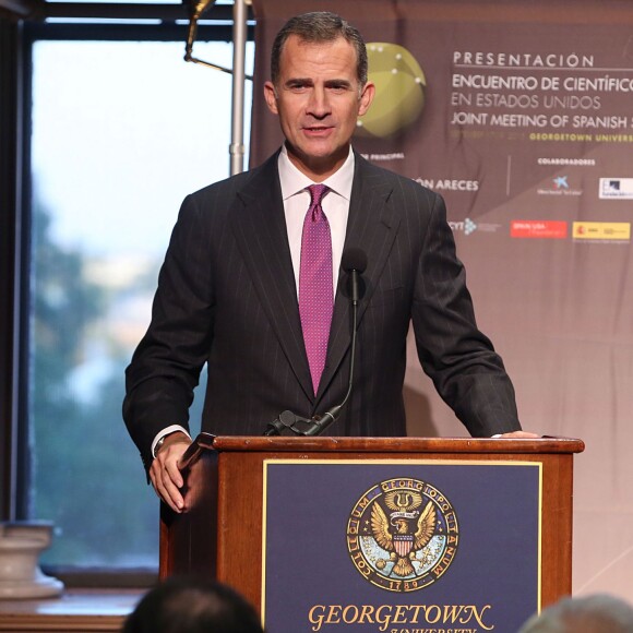 Letizia d'Espagne, magnifique dans une robe de cocktail Felipe Varela, était somptueuse au bras du roi Felipe VI, le 16 septembre 2015, pour un événement scientifique et un dîner de gala à l'Université de Georgetown à Washington (où étudia Felipe dans les années 1990), lors de leur visite officielle aux Etats-Unis.