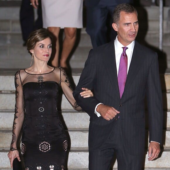 Letizia d'Espagne, magnifique dans une robe de cocktail Felipe Varela, était somptueuse au bras du roi Felipe VI, le 16 septembre 2015, pour un événement scientifique et un dîner de gala à l'Université de Georgetown à Washington (où étudia Felipe dans les années 1990), lors de leur visite officielle aux Etats-Unis.