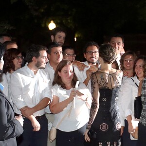 Letizia d'Espagne, magnifique dans une robe de cocktail Felipe Varela, était somptueuse au bras du roi Felipe VI, le 16 septembre 2015, pour un événement scientifique et un dîner de gala à l'Université de Georgetown à Washington (où étudia Felipe dans les années 1990), lors de leur visite officielle aux Etats-Unis.