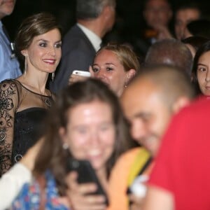 Letizia d'Espagne, magnifique dans une robe de cocktail Felipe Varela, était somptueuse au bras du roi Felipe VI, le 16 septembre 2015, pour un événement scientifique et un dîner de gala à l'Université de Georgetown à Washington (où étudia Felipe dans les années 1990), lors de leur visite officielle aux Etats-Unis.