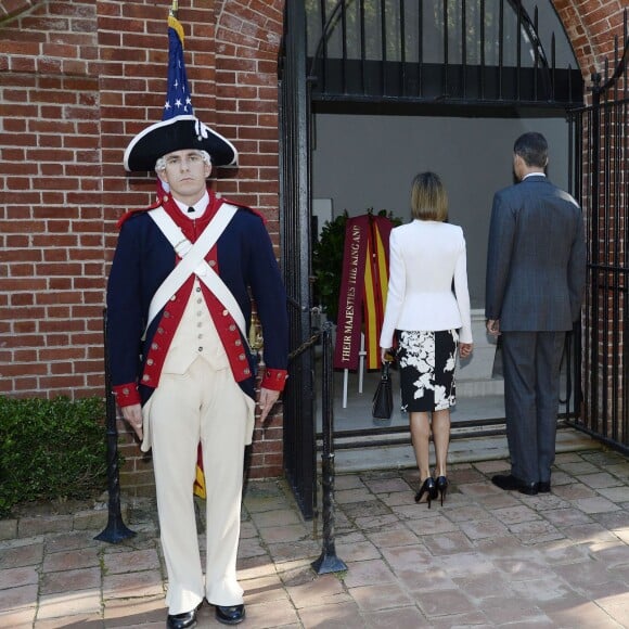 Le roi Felipe VI et la reine Letizia d'Espagne ont entamé leur visite officielle aux Etats-Unis, le 15 septembre 2015, à Mount Vernon, ancienne résidence et lieu de sépulture du premier président des Etats-Unis, George Washington.