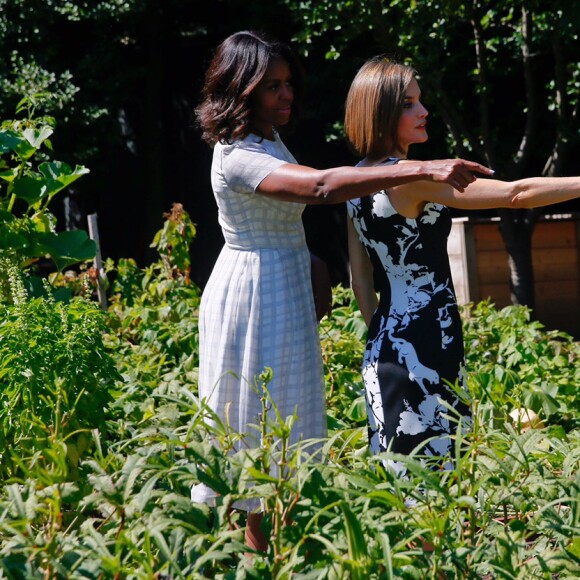 Michelle Obama a fait visiter son potager à Letizia ! Le roi Felipe VI et la reine Letizia d'Espagne étaient reçus par le président Barack Obama et la First Lady Michelle Obama à la Maison Blanche le 15 septembre 2015 dans le cadre de leur visite officielle aux Etats-Unis.