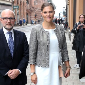 La princesse Victoria de Suède, enceinte, arrive au vernissage de l'exposition dédiée à Folke Bernadotte à Stockholm le 17 septembre 2015