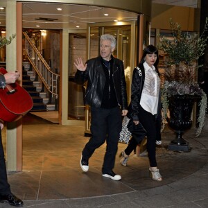 Adam Clayton et sa femme Mariana Teixeira De Carvalho - Les membres de U2 quittent un restaurant de Stockholm le 15 septembre 2015.